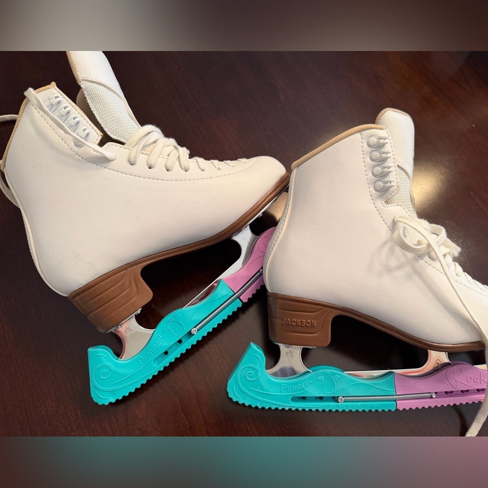 JACKSON Artiste White Women's Figure Skates 9 2/3 blades w/ Rockerz covers.